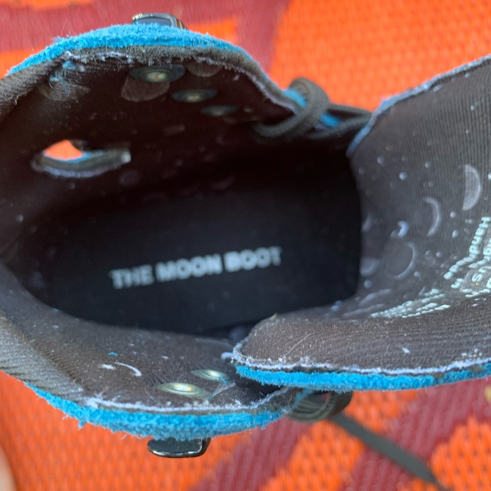 Moonlight roller skates
Orig:269.00 - Picture 4 of 16